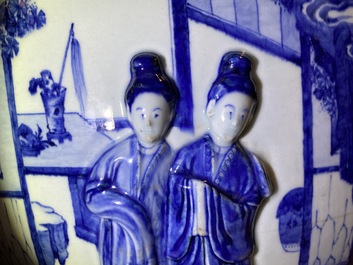 Une grande jardini&egrave;re en porcelaine de Chine en bleu et blanc &agrave; d&eacute;cor en relief, Kangxi